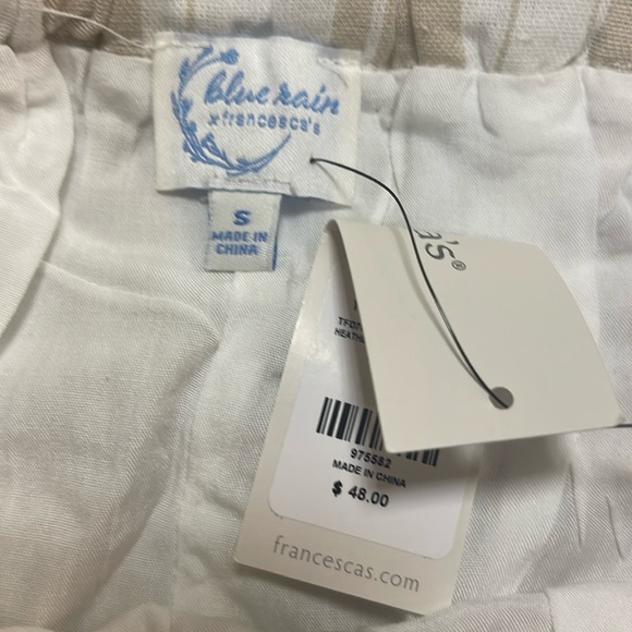 Size small white and cream Francesca’s paper bag shorts - Picture 3 of 4